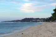 Vulkanspitzen, feine Sandstrände, türkisfarbenes Wasser – die Landschaften der zu Frankreich gehörenden Insel La Réunion sind pure Postkartenmotive.