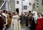Ende gut, alles gut: Prinz Leopold (Florian Lukas) und Prinzessin Elisabeth (Karoline Herfurth) schreiten vor ihren Hofstaat.