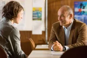 Alex (Heiner Lauterbach) bringt es nicht übers Herz, Frau Müllers (Mirja Schneemann) Sohn Patrick von der Schule zu versetzen und lügt dafür das Blaue vom Himmel herunter - ganz gegen seine gepriesenen Vorsätze.
