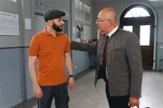 Paketbote Winkler (Steffen Wolf, l.) erzählt Polizeidirektor Achtziger (Alexander Duda, r.). ausführlich vom defekten Aktenschrank im Büro von Frau Stockl.