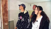 Maik (38, li.) und Monika (39) können nicht glauben, in was für einem schlechten Zustand ihr Schnäppchenhaus ist..