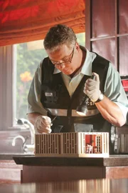 Gil Grissom (William Petersen) inspiziert das Modell, das bis ins allerkleinste Detail genau die Szene abbildet, die die Ermittler vorgefunden haben: ein ermordeter Mann am Küchentisch.
