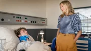 Praxis mit Meerblick – Hart am Wind Krankenbesuch: Justus Johannsen als Ben Kralmann, Tanja Wedhorn als Nora Kaminski