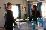 Maze (Lesley-Ann Brandt, r.) gibt Chloe (Lauren German, l.) einen Ratschlag, wie sie mit der neuen, mysteriösen Frau an Lucifers Seite umgehen soll. Doch ist das wirklich eine gute Idee, ausgerechnet auf einen Dämon zu hören?