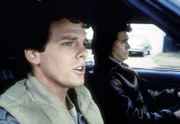 Jonathan (Michael Landon, r.) versucht, Gary (Patrick O'Bryan, l.) dazu zu überreden, sich das Neugeborene einmal anzusehen.