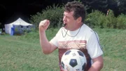 Trainer Benno (Willi Thomczyk) ist sauer: Die Mädels bringen beim Fußballspiel nicht den nötigen Ernst auf!