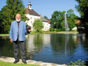 Sepp Forcher vor dem Schloß Rothenthurm.