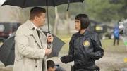Booth (David Boreanaz) trifft am Tatort auf Cam (Tamara Taylor), die ihm von der blaugefärbten Leiche auf der Mülldeponie berichtet.