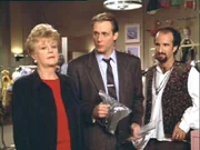 Jessica (Angela Lansbury) glaubt Lt. Spivak (Brian Cousins) nicht, dass der Regisseur Darren (Stephen T. Kay) der Mörder ist.