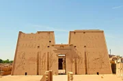 Der Horus-Tempel von Edfu ist dem Gott Hor-Behdeti geweiht. In seinem Inneren befinden sich eine steinerne Barke und Wandreliefs von Kleopatra II., Ptolemaios VI. und Physkon.