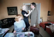 Kommissar Rex "Die Taten der Toten". Im Bild: Inka Löwndorf (li.), Sunnyi Melles, Frank Stieren.