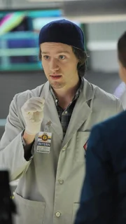 Der Praktikant Finn Abernathy (Luke Kleintank) unterstützt Brennan und Hodgins bei der Identifizierung des Highway-Opfers.