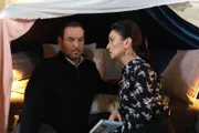 Richard (Silvan-Pierre Leirich) findet sich über Luisa in einem nahen Moment mit Simone (Tatjana Clasing) wieder.