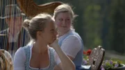 Kinder vom Trachtenverein auf einem Maibaum.; Haushamer Bergwachtgsang.; Klaus Leitner, Pilsisaus Musi.; Susi Wiesner.