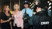 Jeanette (Christine Schubert, li.) wird von einer RTL-Reporterin (Ruth Moschner) interviewt.