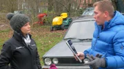 Daniela (26) ist verzweifelt. Von ihrem Vater hat sie neben jeder Menge Trödel und Autos auch 80.000 Euro Schulden geerbt. Um diese so schnell wie möglich tilgen zu können, müssen sie und ihr Lebensgefährte Uli alles zu Geld machen, was irgendwie verkauft werden kann. RTL II-Trödelexperte Otto Schulte (re.) möchte der Familie helfen!