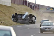 Als Semir versucht,  mit Sina dem Jeep zu entkommen, kommt es zum Crash...