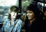 Jonathan (Michael Landon, r.) und sein Schützling Alice (Lorie Griffin, l.), die auf der Suche nach einer Unterkunft ist.