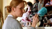 Faith (Darstellerin unbekannt) haßt Puppen. Doch in ihrem jetzigen Job muss sie sich hauptsächlich um die Sammlung ihrer Arbeitgeberin kümmern.