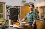In dieser Folge geht es nach Regensburg. Dort zeigt der Deutsch-Italiener Rolando Cretti, warum seine Landsleute so gerne Polenta kochen. Die Chiemgauerin und leidenschaftliche Köchin Veronika Lutz nimmt die Idee auf und zaubert ein italienisch-oberpfälzisches Fusion-Gericht: Forellenfilets auf Kürbis-Speck-Polenta. Dazu gibt es eine vegetarische Variante der Kürbis-Polenta mit pochiertem Ei.