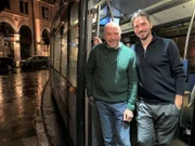 Christian (links) und Felix Neureuther blicken auf erfolgreiche Skirennläufer-Karrieren zurück. Jetzt setzen sie sich gemeinsam für mehr Bewegung bei Kindern und Erwachsenen und für den Schutz der Berge ein. Wie kann der Spagat zwischen Wintersport, Tourismus und Klimawandel gelingen? Darüber spricht Andreas Bönte mit den Neureuthers in der „nachtlinie“.