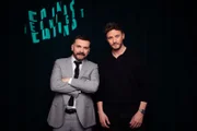 Podcaster, Moderator und Autor Tommi Schmitt (r.) ist zu Gast bei Host Edin Hasanovi? (l.) in der ZDFneo-Late-Night-Show "Edins Neo Night".