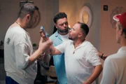 Te Berberi Folge 3 – WHair zahlt? Die Sache mit der Pizzabestellung läuft aus dem Ruder: Ibrahimi Kreshnik als Niki,  Florim Brajshori als Daut, Urs Humbel als Pizzabote, Statist
