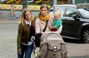 Als Svenja Kesting (Merle Collet, r.) plötzlich unter starken Kopfschmerzen und Lähmungserscheinungen leidet, bringt Anke (Fabienne Haller, l.) ihre Freundin sofort in die Praxis.