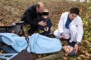 Durch Zufall entdecken Wolfgang Berger (Horst Günter Marx, l.) und Dr. Niklas Ahrend (Roy Peter Link, r.) den kleinen Luis (Josh Weidemann, 2.v.l.) und dessen bewusstlose Mutter Kathleen Bahr (Wencke Werner, r.).