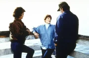 Marge (Anne Jackson, M.) erzählt Jonathan (Michael Landon, l.) und Mark (Victor French), wie sich der Unfall zugetragen hat.