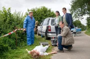 Strahl (Christoph Tomanek, l.), Nina (Julia Schäfle, 3.v.r.), Finn (Sven Martinek, l.) und Lars (Ingo Naujoks, 2.v.l.) untersuchen den Unfall, bei dem die 18-jährige Karoline Hafemann ums Leben gekommen ist.