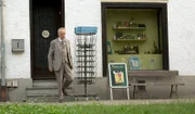 Als Georg Fischer (Hans-Heinrich Hardt) seinen Laden schließt, bekommt er einen Schweißausbruch und sackt zusammen.