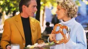 Die Sprechstundenhilfe Marie Luise (Christiane Brammer) ist sehr angetan vom neuen Arzt Dr. Jan Winter (Jacques Breuer).