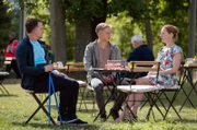 Das geschiedene Ehepaar Oliver (Johannes Suhm, l.) und Steffi Hafernagel (Isabella Bartdorff, r.) sind nach einem Blitzschlag zur Beobachtung im JTK. Die beiden haben sich wieder ineinander verliebt, wollen dem gemeinsamen Sohn Tino (Elias Eisold, M.) noch nichts von ihrer erneuten Zweisamkeit erzählen.
