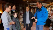 Das Familienanwesen von Rentnerin Inge ist voll mit Trödel, den ihr verstorbener Bruder über die Jahre angehäuft hat. Um das Haus nicht zu verlieren, hat Inge das Erbe, und damit die Massen an Trödel, angenommen. Andi geht auf Schatzsuche. (v.li.: Andreas, Daniela, Dean, Inge, Andi Bierschock)