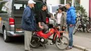 Das Mofa soll verkauft werden..  (Foto, v.li.: Albert, Kauf-Interessent, Laila und Mauro Corradino)