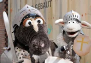 Pferd und Wolle haben Angst vor dem Wolf und gehen deshalb nur schwer gepanzert auf die Strasse.