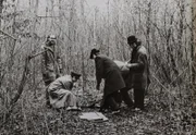 1973 findet die Polizei in einem Park die Leiche eines 11-jährigen Mädchens, das missbraucht und mit einem Bleistift zu Tode gequält wurde. Bis heute konnte das beispiellos grausame Verbrechen nicht aufgeklärt werden ...