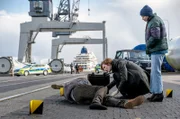 Im Hafen wird die Leiche eines Mannes gefunden. Linda Selb (Luise Wolfram, Mitte) und Liv Moormann (Jasna Fritzi Bauer, rechts) nehmen die Ermittlungen auf.