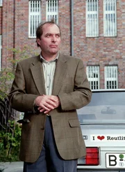 Kittler (Egon Hofmann) wartet auf Jutta Adler.