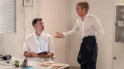 Schorsch (Klaus Haderer, r., mit Jo Weil, l.) ist Sophia ausgeliefert, weil er keine Beweise hat.