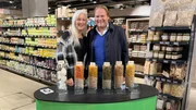 Ernährungsexpertin Anja Tanas und Björn Freitag (r) testen im Supermarkt, was die Kunden über Low-Carb-Nudeln wissen.