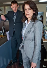 Die ehrgeizige Polizistin Valerie Almond (Raquel Cassidy) und ihr Kollege Reek (Neil Bell) setzen alles daran, den brutalen Mord in ihrer Heimatstadt aufzuklären.