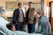Lars (Ingo Naujoks, 2.v.l.) und Finn (Sven Martinek, 2.v.r.) begleiten Dirk Becker (Sammy Scheuritzel, r.) bei einem Besuch seiner Mutter Uta Becker (Angeline Anett Heilfort).