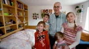 Papa Ulrich mit den vier Kindern Doreen, Tim Luca, Ben Joel und Mia Eileen