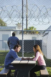 Callie (Kiele Sanchez) besucht ihren Mann Ray (Clayne Crawford) im Gefängnis und möchte ihm mitteilen, dass sie die Scheidung will.