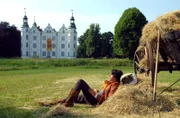 David (Kostja Ullmann) vor dem Schloß.
