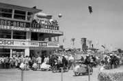 ARD/SWR 100 JAHRE NÜRBURGRING - GESCHICHTE EINER KULTSTRECKE, am Montag um 23:50 Uhr im ERSTEN. Der Film zeigt Archivszenen und private Aufnahmen von großen Rennen und Streckenrandereignissen, die Auswirkungen der Weltwirtschaftskrise, die nationalistische Instrumentalisierung, Zerstörung und Wiederaufbau nach 1945. Motorradrennen auf dem Nürburgring in den 1920er-Jahren.