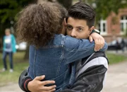 Daphne (Johna Fontaine) umarmt Orkan (Flavius Budean) überschwänglich, doch der hat anderes im Sinn.