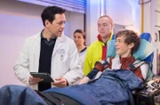 Der hochgradig schwerhörige Joshua Keller (Philip Günsch, re.) wird nach einem Skateboard-Unfall in die Sachsenklinik eingeliefert.
